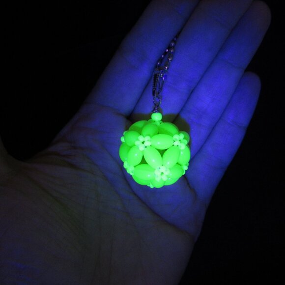 Uranium glass beaded bead - Picture 4 of 12